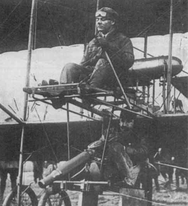 Установка пулемета под летчиком.