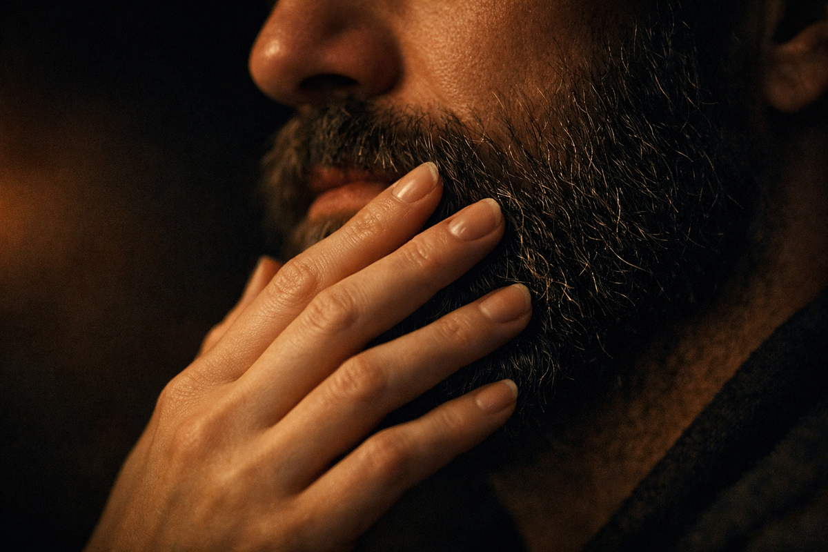 Она тянется к мужу, а находит лесника, ушедшего в чащу. Чем гуще растительность, тем сложнее разглядеть за ней нежность.