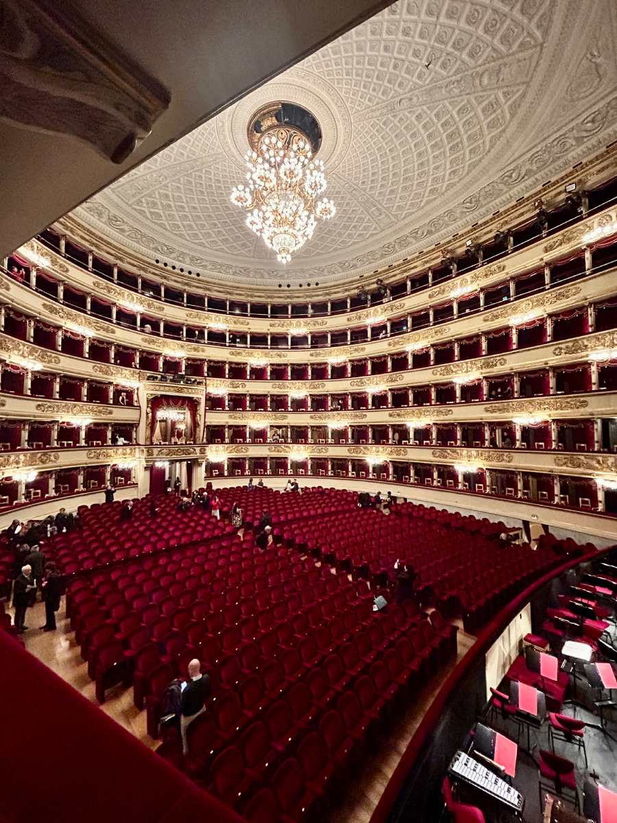 Внутреннее убранство: вид из ложи второго яруса справа