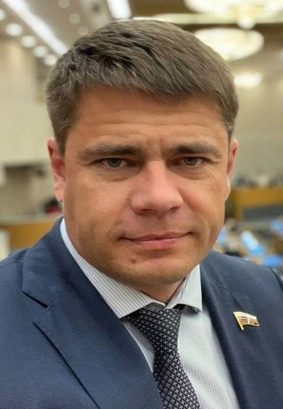 Макрон запрещает соцсети детям. Но защищает он не их, а власть.