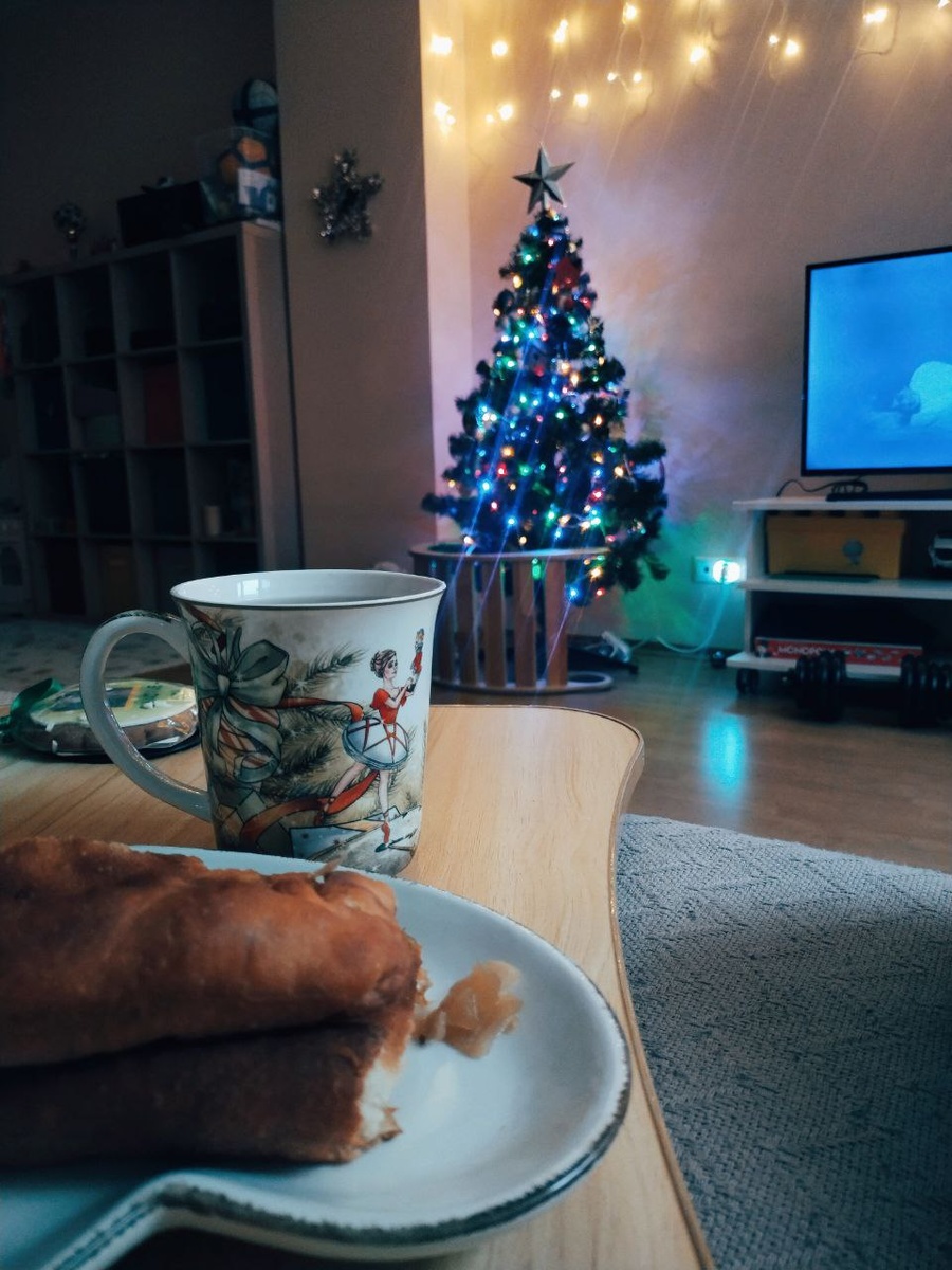 Пора убирать новогодние кружки и тарелки 