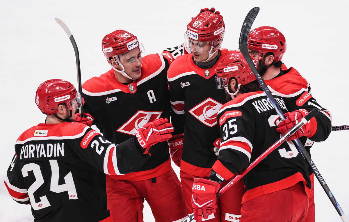    Хоккеисты "Спартака"  Сергей Савостьянов/ТАСС