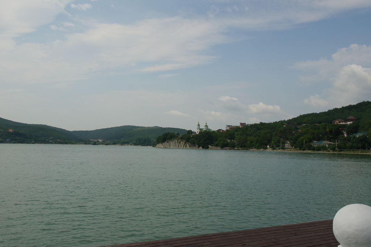 Вид на озеро Абрау, село Абрау-Дюрсо. Фото автора канала