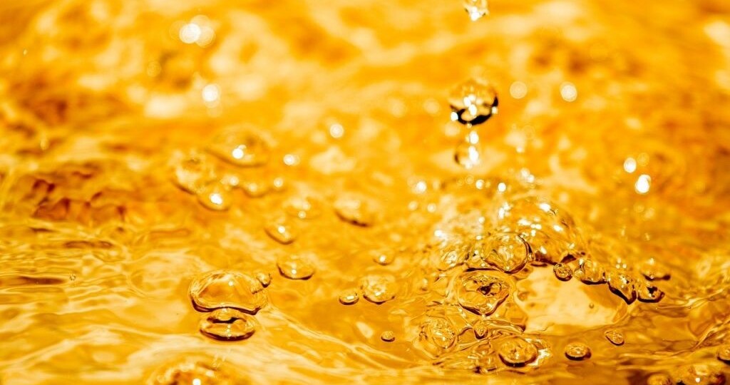 Моча оранжевого цвета: особенности и причины