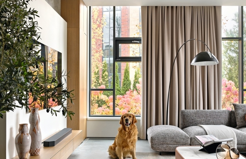 Уютный таунхаус в светлых тонах с природными акцентами