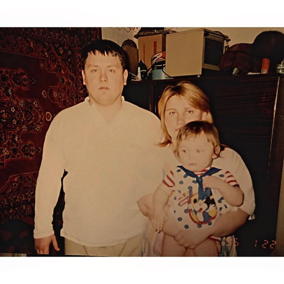    Каждый год в день рождения Софья Зайка публикует свои детские фотографии, подчеркивая связь с семьей. Источник: @zaykasofya*