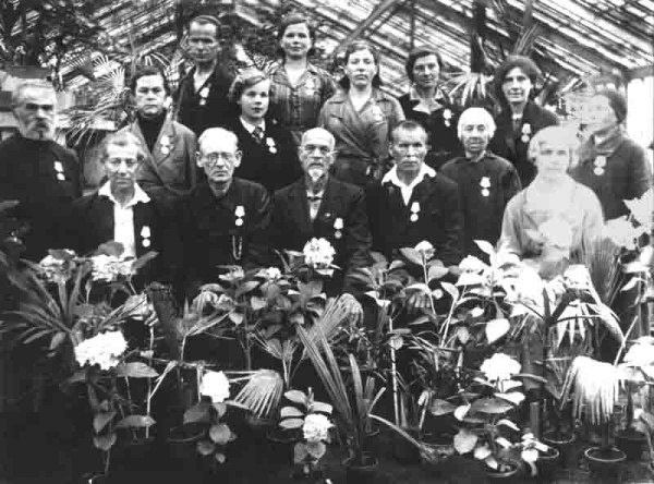 Работники блокадного Ботанического сада. Фото: botaniqu-garden.livejournal.com
