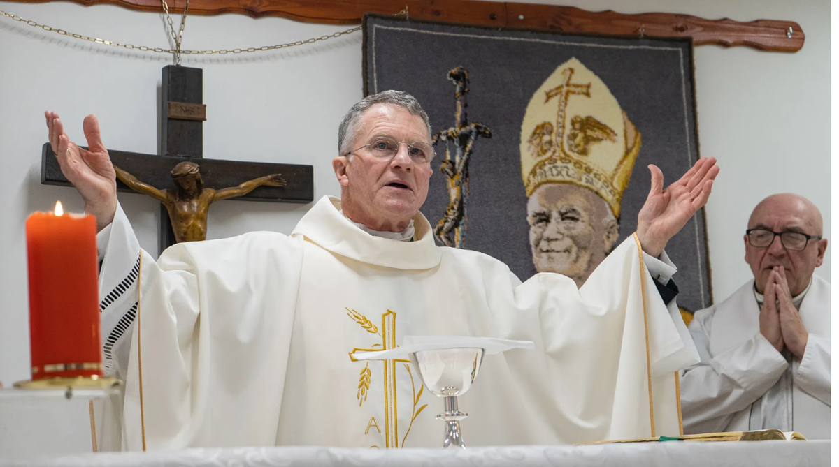 Архиепископ Тимоти П. Броглио, руководитель отдела по военным делам Католической архиепархии.