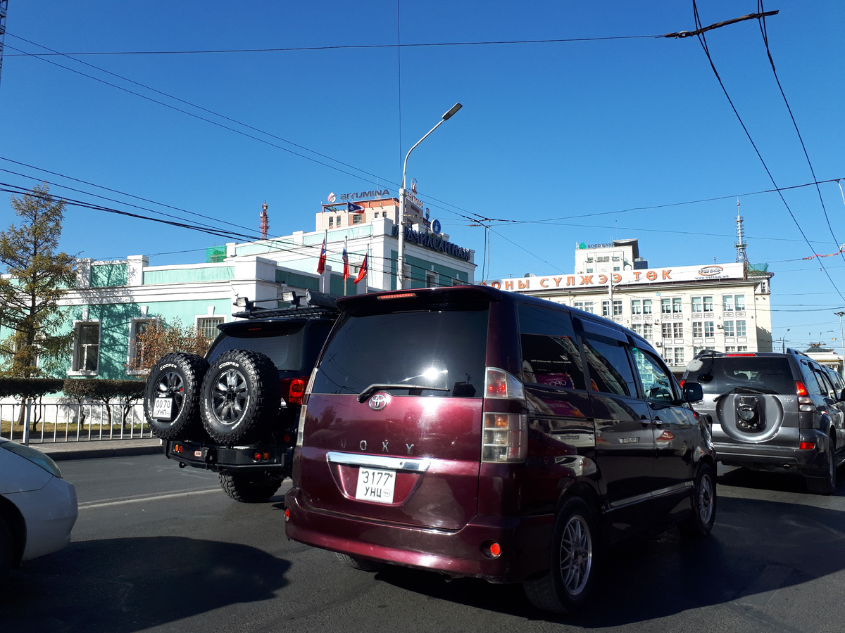 Предпочтения местных автолюбителей тут налицо. Внедорожники и кроссоверы, но не только.