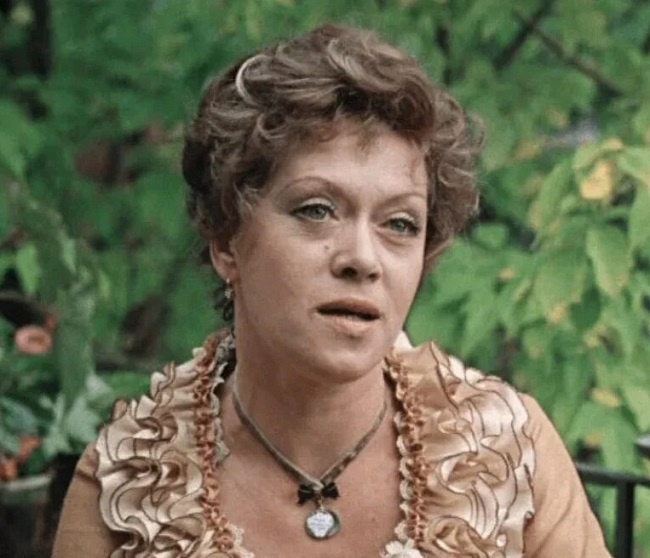 Харита Игнатьевна Огудалова  из экранизации «Жестокий романс» (1984). Скриншот.