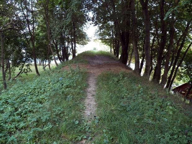 Когда-то эти валы были частью, вероятно, одних из самых сильных укреплений домонгольской Руси вообще! А теперь с ними не особенно и считаются! Фото взял отсюда: http://rusarch.ru/zagraevsky53.htm