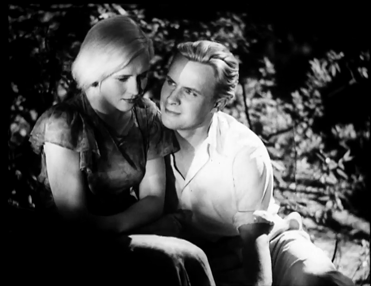 Главные роли в фильме "Случайная встреча" сыграли молодые и красивые Галина Пашкова и Евгений Самойлов