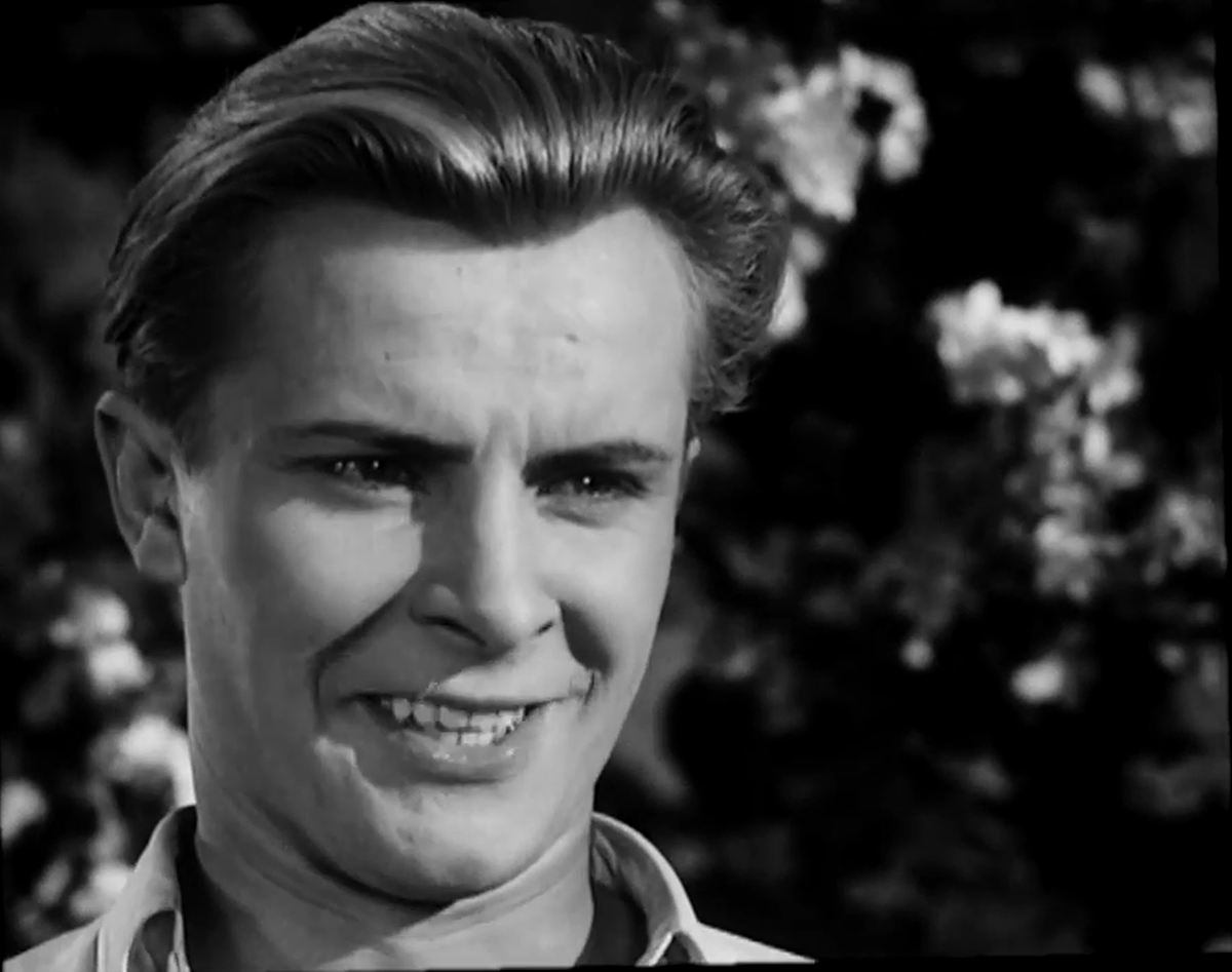 Евгений Самойлов дюбютировал в кино в роли ценящего превыше всего себя и свой комфорт Григория Рыбина