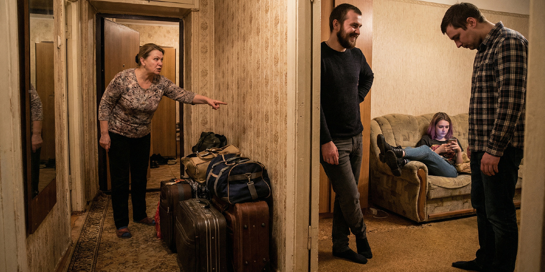 «Потеснитесь, мы тут поживем пока». Брат мужа без спроса привел в нашу ипотечную двушку свою девушку, а муж боится их выгнать