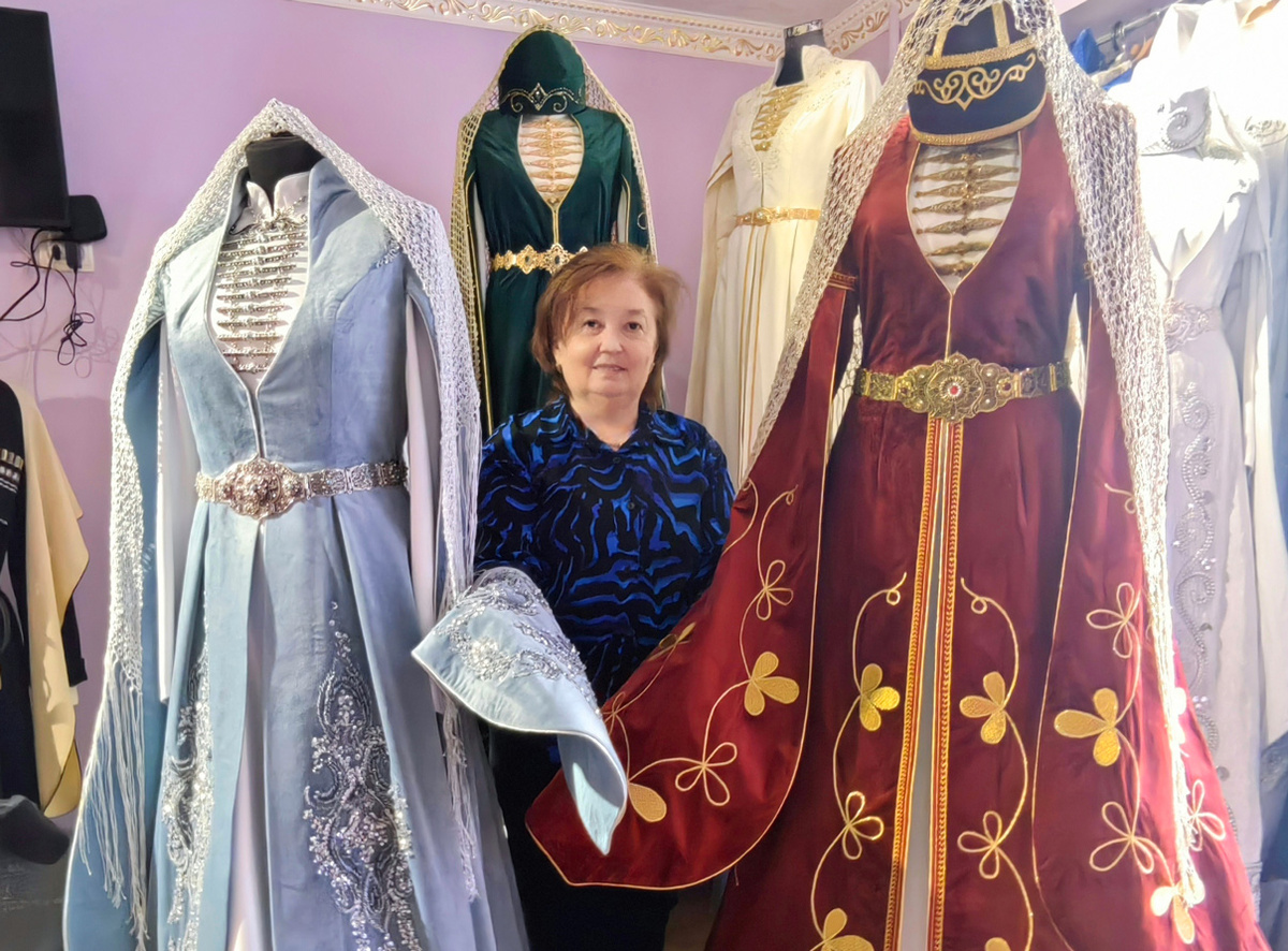 Зарема Аджиева со своими работами. Фото автора.