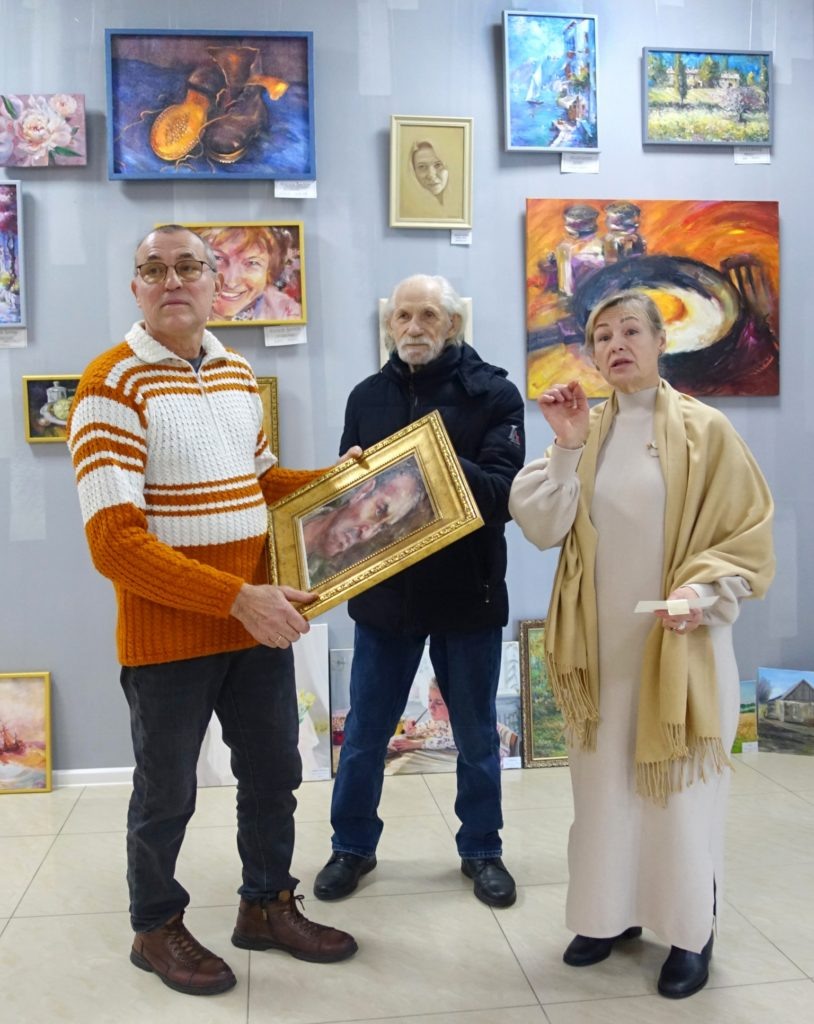    Организаторы первой выставки тимашевских художников Михаил Денисов (в центре) и супруги Масловы Виктор и Наталья. Лариса Криволуцкая