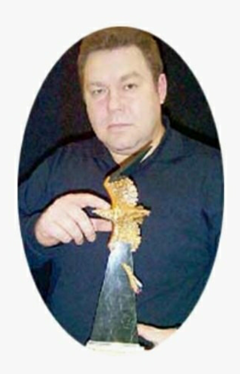 Скульптор Виктор Митрошин держит в руках приз "Золотой орёл".