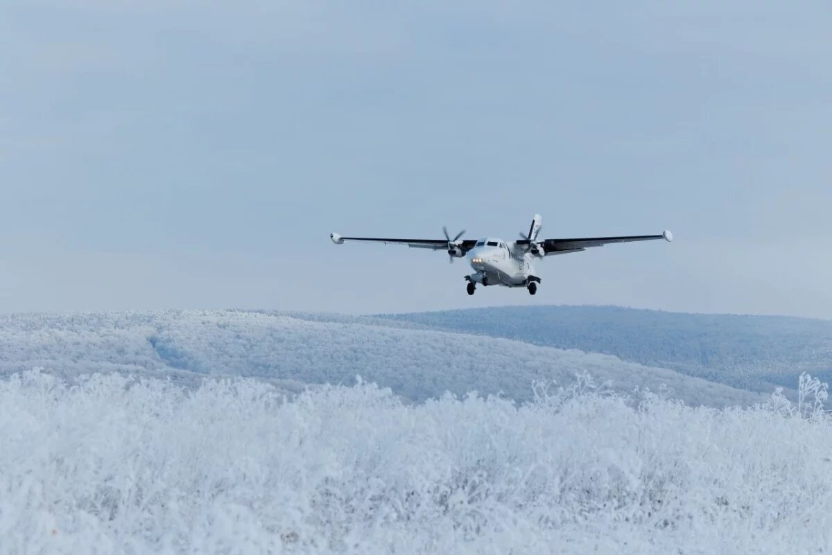    В Хабаровском крае самолёт не долетел до Охотска из-за снежного заряда