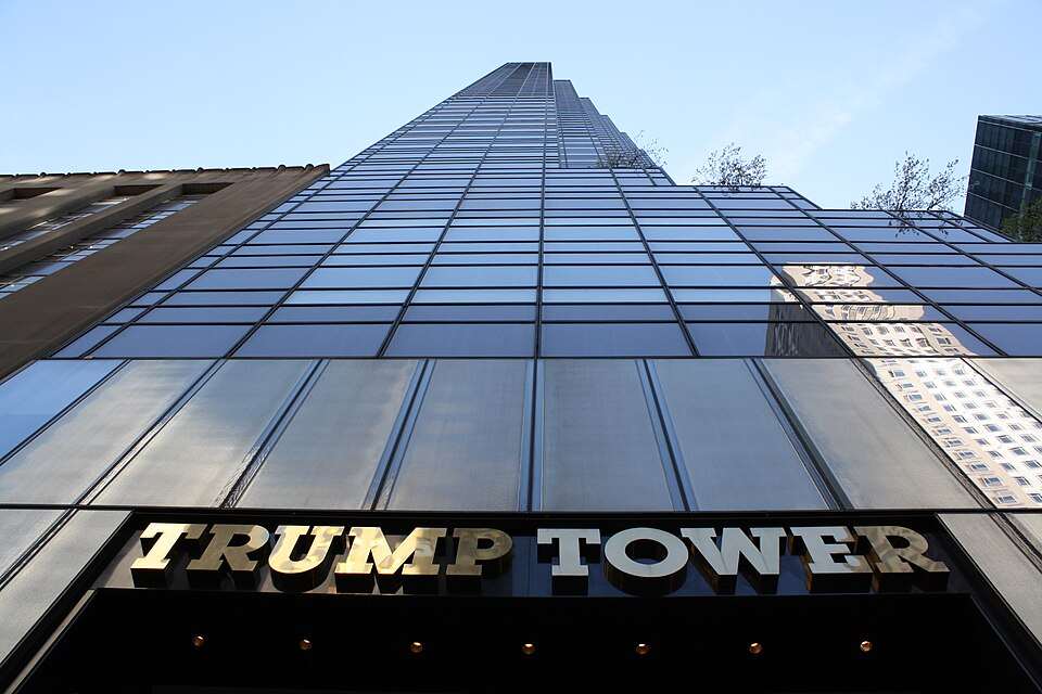 Башня Трампа (Trump Tower) это 58-этажный многофункциональный небоскреб высотой 202 метра расположенный на Пятой авеню на Манхэттене.