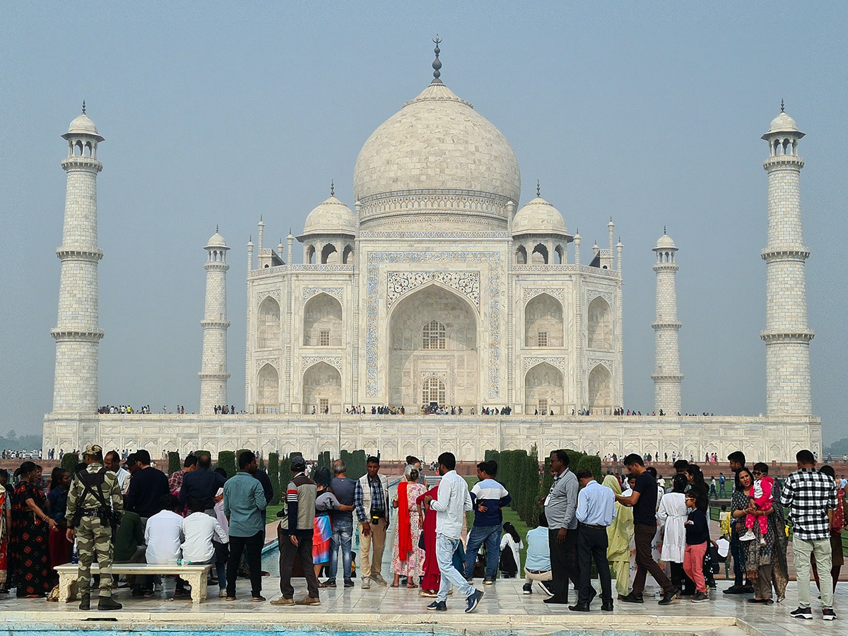 Тадж-Махал словно парит над рекой Ямуна. Фото Мансура Мировалева/«Фергана»