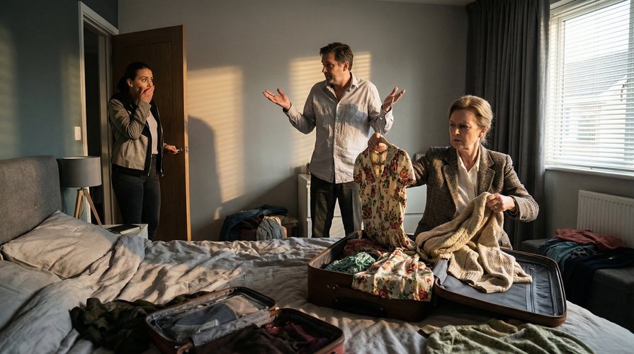 «Маме негде жить, потерпи». Муж привез свекровь в мою добрачную квартиру и заявил, что теперь она будет спать в нашей спальне