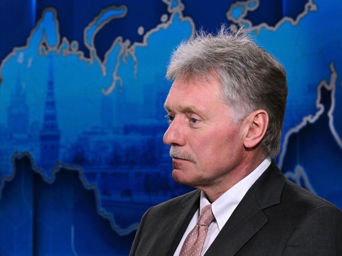    Пресс-секретарь президента РФ Дмитрий Песков во время подготовки площадки для прямой линии и пресс-конференции президента РФ Владимира Путина | © РИА Новости / Сергей Бобылев