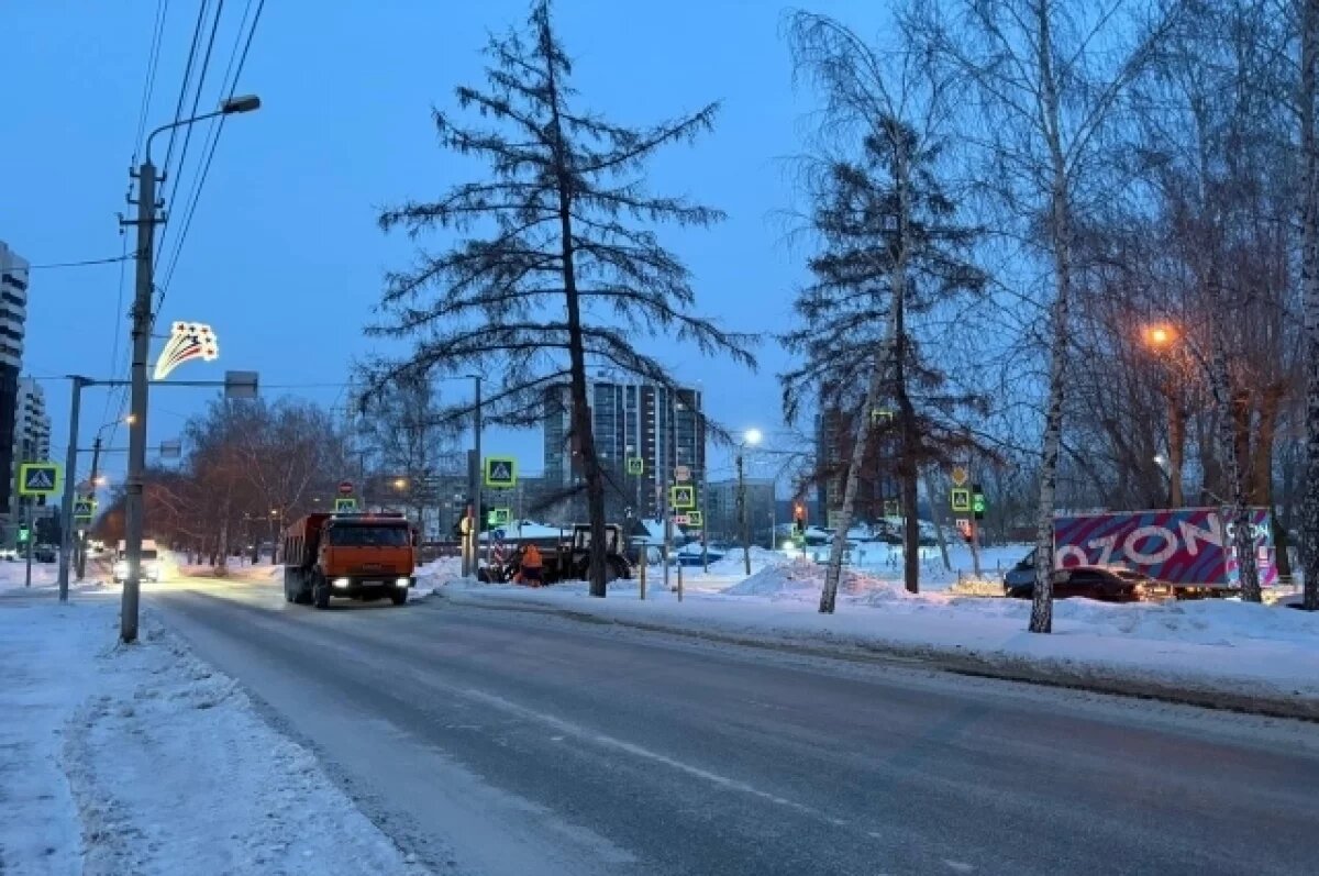    В Новосибирске продолжается уборка улично-дорожной сети