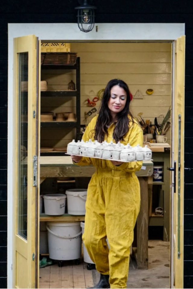 Супатра, керамист из Британии