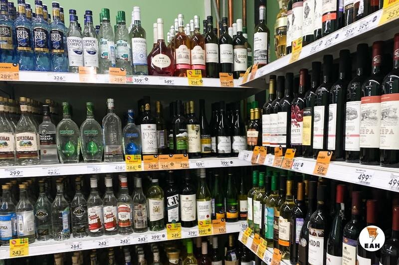    Полки с алкоголем