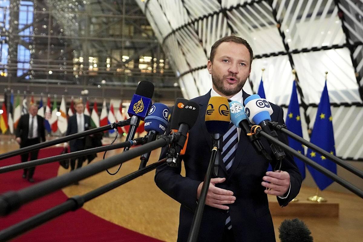 - Что он такое говорит? Мы, Великая Эстония, такого не примем...