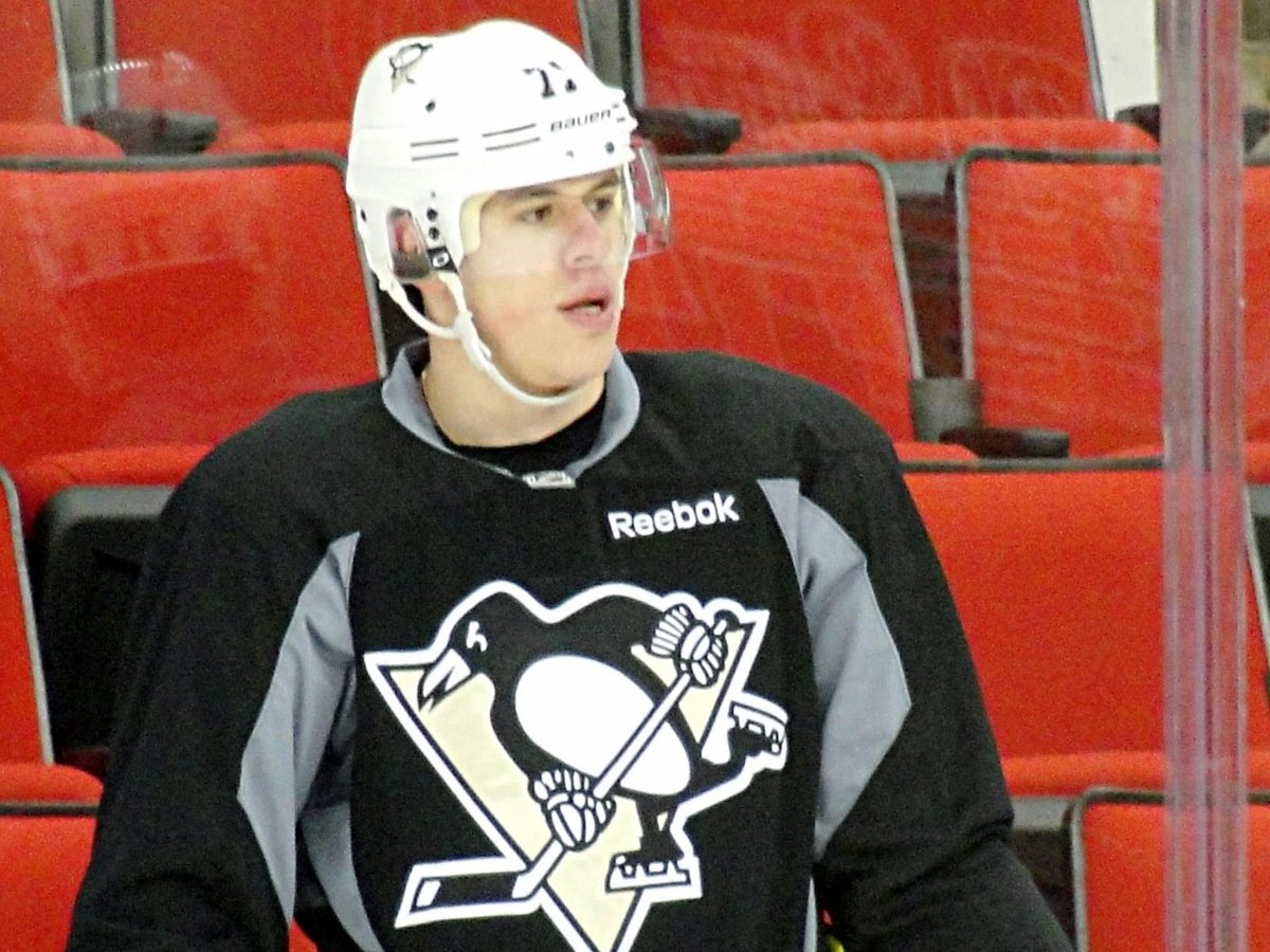     Евгений Малкин корчился от боли после матча, но тренер заявил, что с ним все в порядке