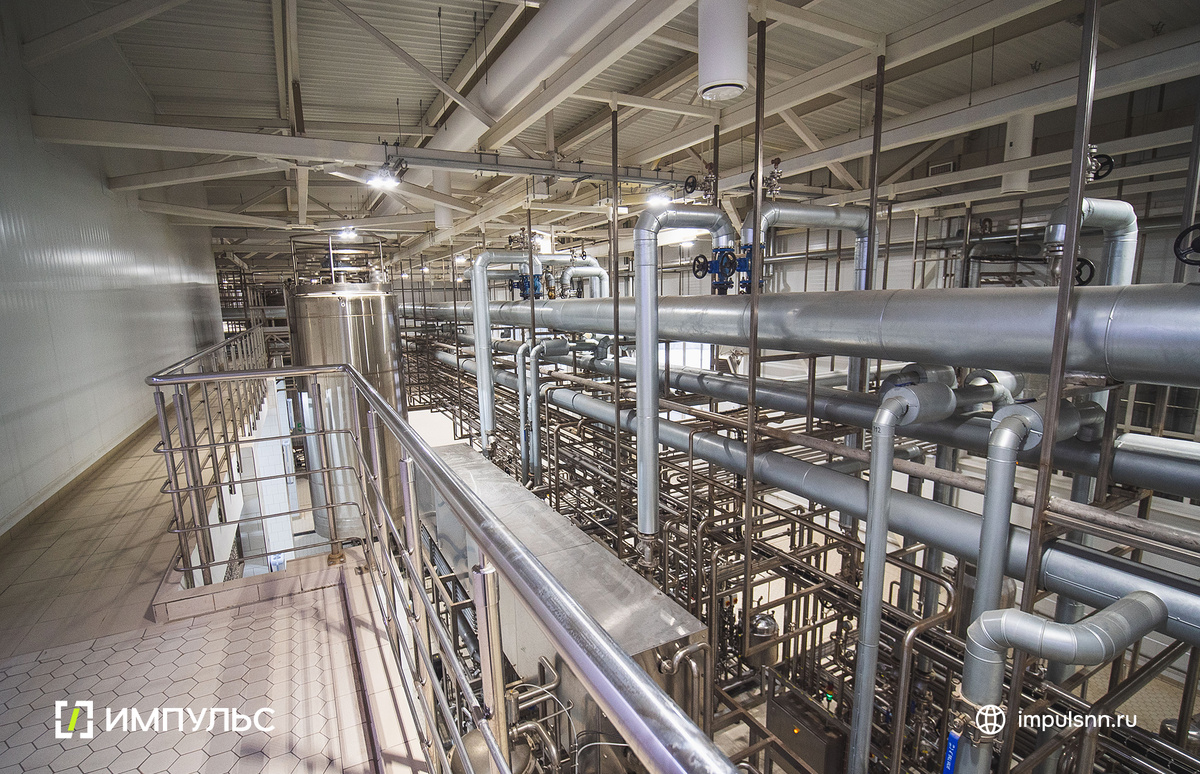 Нижегородский молочный завод. Сложная сеть трубопроводов и оборудования обеспечивает качественную переработку молока, соответствующую самым высоким стандартам промышленной безопасности и эффективности. 