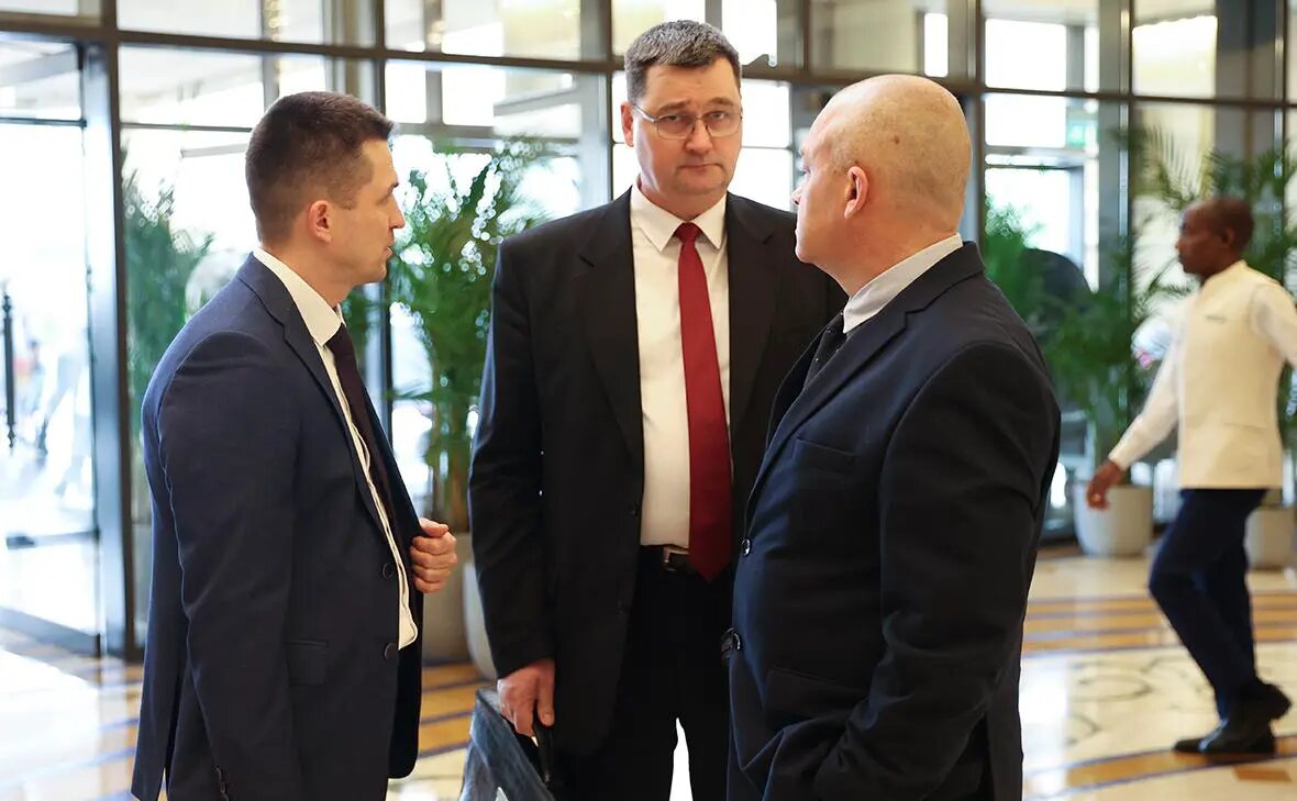    Члены российской делегации после переговоров в Абу-Даби Фото: Валерий Шарифулин / ТАСС Полина Белоусова