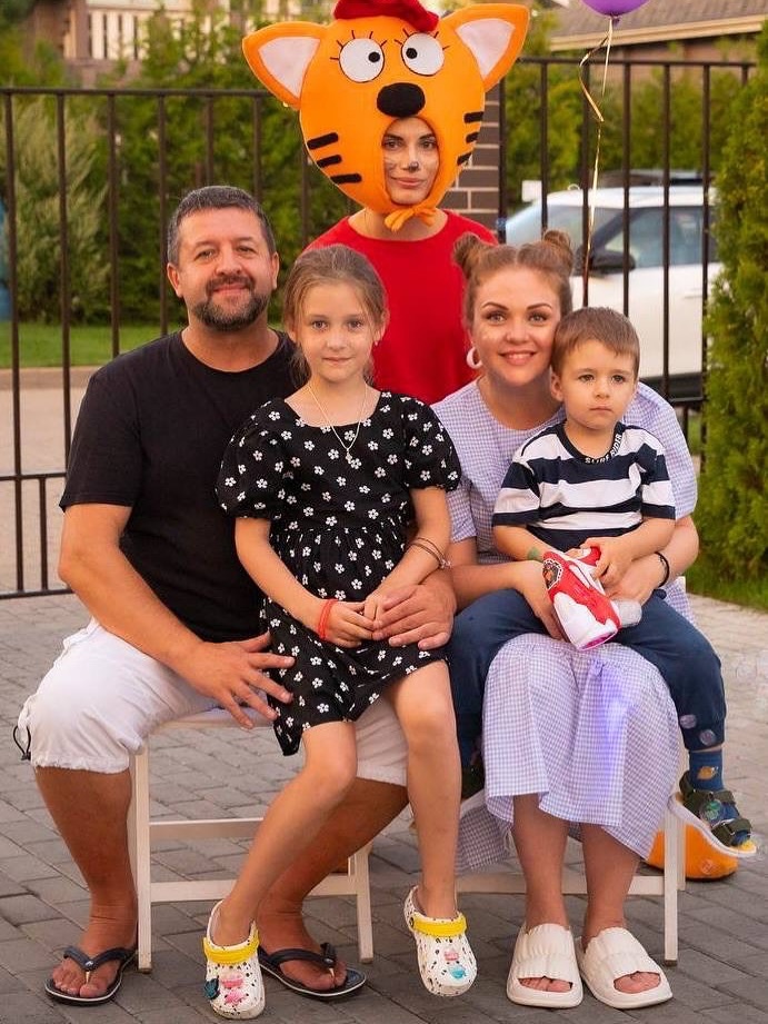 Марина Девятова с детьми и мужем