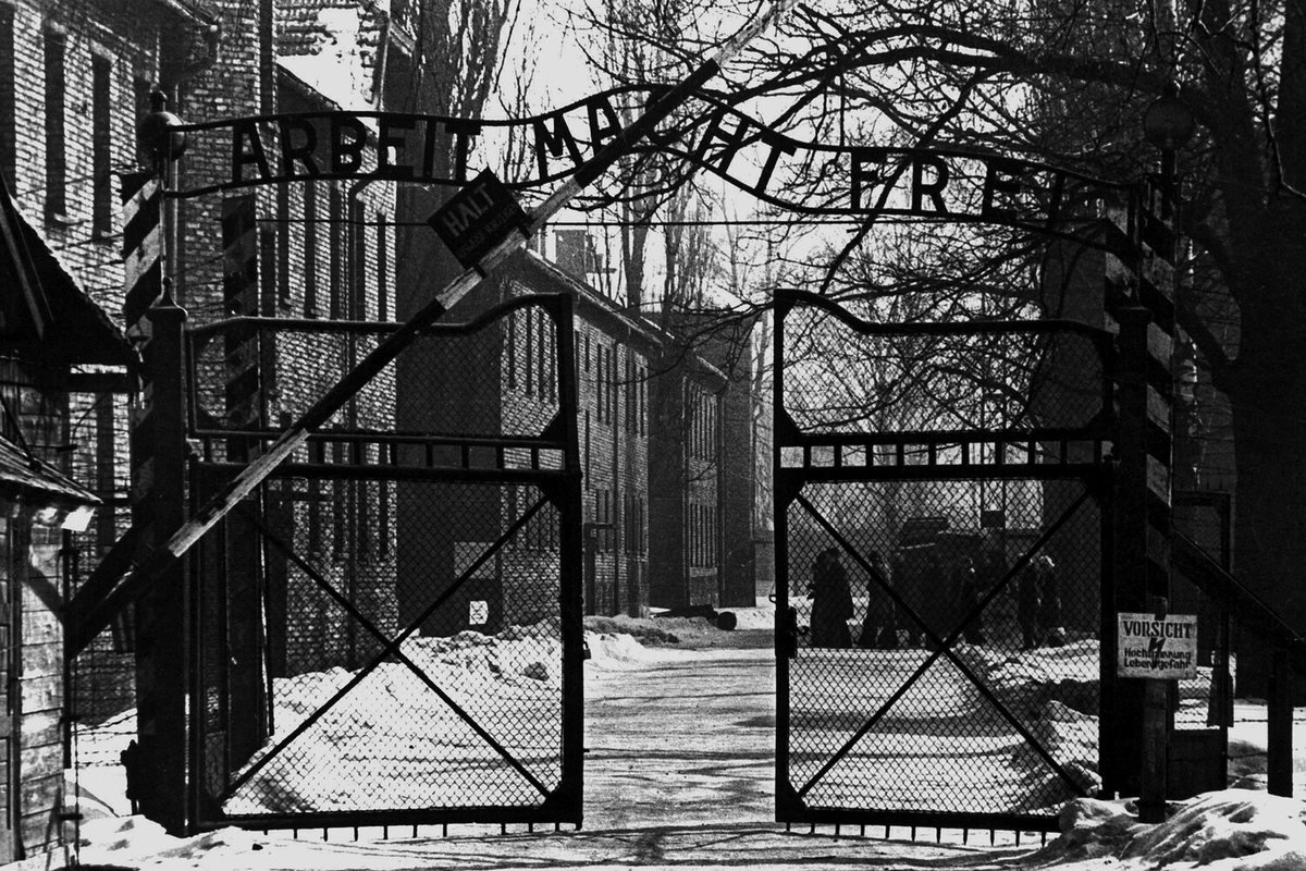 На воротах в Освенцим была надпись «Работа дает свободу» или в другом переводе «Труд освобождает». Этот циничный лозунг внушал узникам ложную надежду