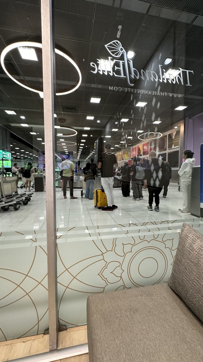 Наблюдаю за выдачей багажа с моего рейса из удобного ВИП-лаунджа