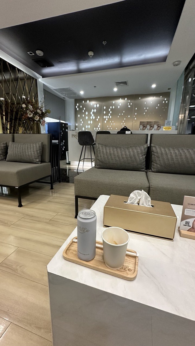 Cижу в лаундже, пью кофе, жду когда носильщик получит мой багаж