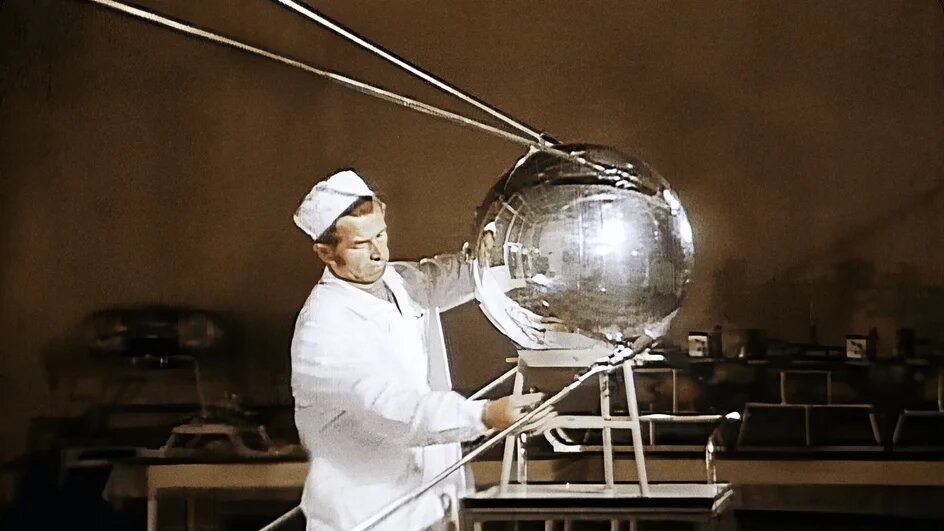 Подготовка первого искусственного спутника Земли «Спутник-1» перед запуском в 1957 году