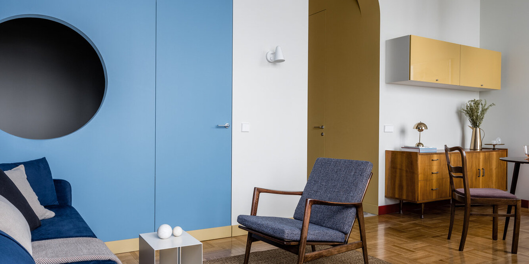 Теплые стены в шкафу и круглое окно в спальне: как оформили евродвушку 40 м² для стоматолога