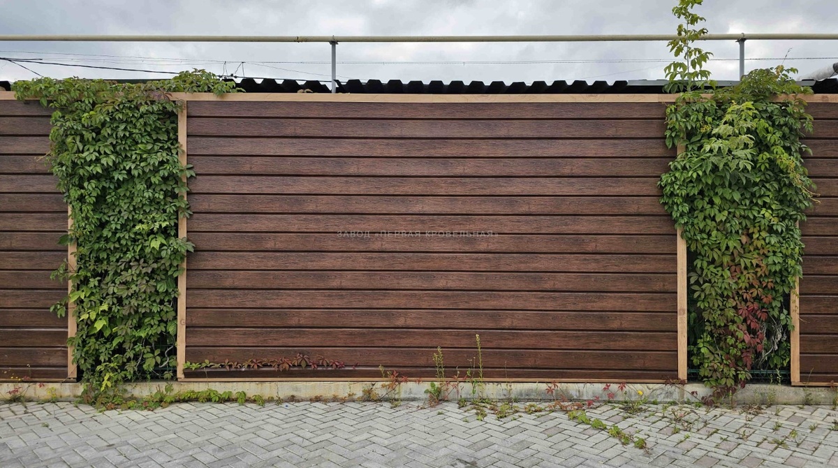 Забор из металлосайдинга Брус под дерево