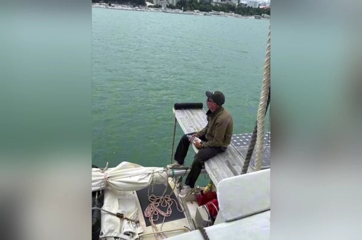    Для этого он купил 35-футовую яхту у канадцев и начал готовиться к грандиозному путешествию через океан.