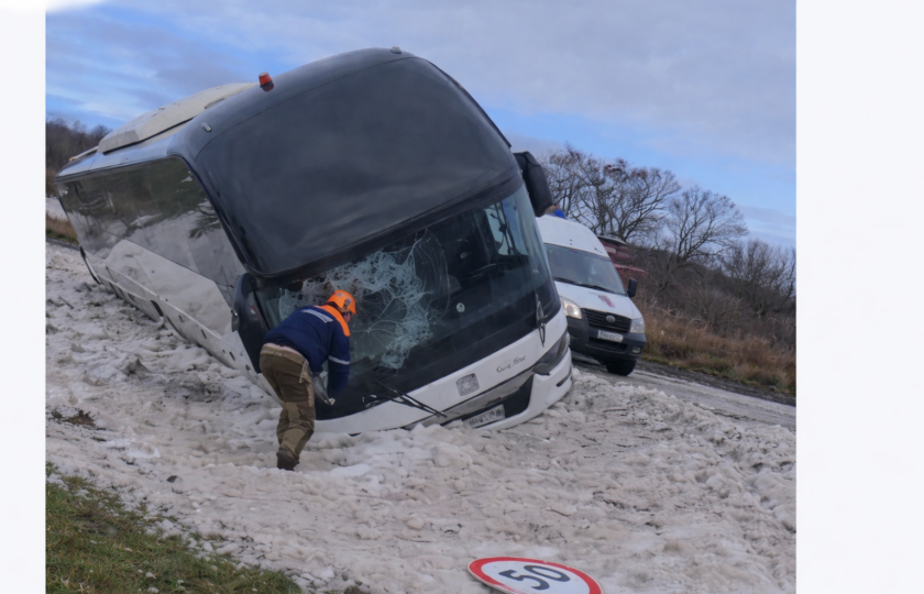 22 пассажира оказались заблокированы в автобусе после аварии в Новороссийске