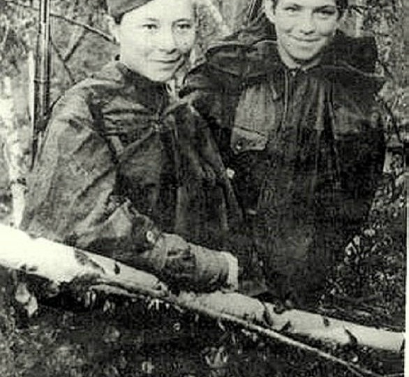 Когда враги окружили их, подруги молча переглянулись в последний раз: немцы поняли, что происходит, лишь услышав щелчок чеки