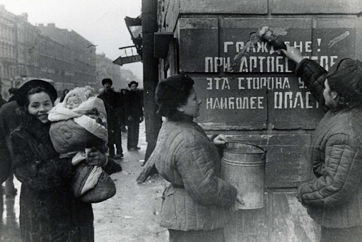 Военный корреспондент Борис Кудояров сфотографировал, как весной 1944 года в освобождённом Ленинграде закрашивали надпись на стене «Граждане! При артобстреле эта сторона улицы наиболее опасна». Больше не было артобстрелов / Фотография с официального сайта Государственного музейно-выставочного центра «Росфото»