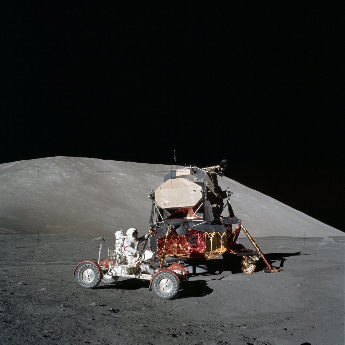    Астронавт Юджин Сернан во время тест-драйва луномобиля 12 декабря 1972 года