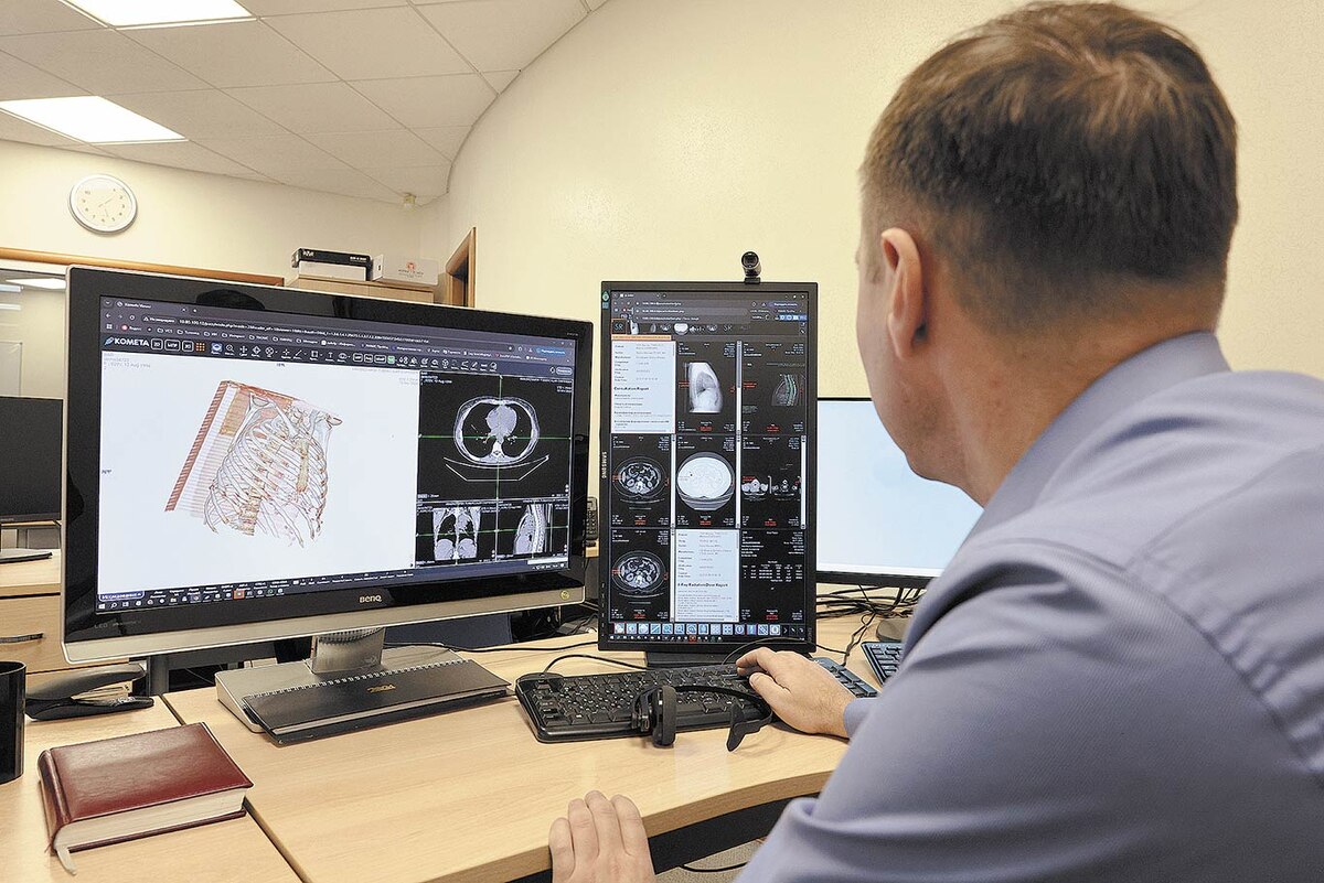 Если раньше рентгенолог условно за единицу времени просматривал 20 снимков, то с помощью ИИ – уже 30. Фото Руслана РЫБАКОВА.
