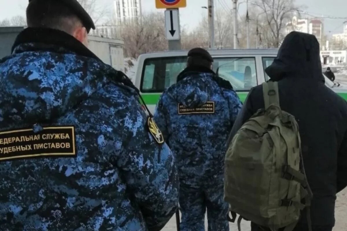    В 2025 году ульяновские приставы выдворили из РФ 234 нелегала