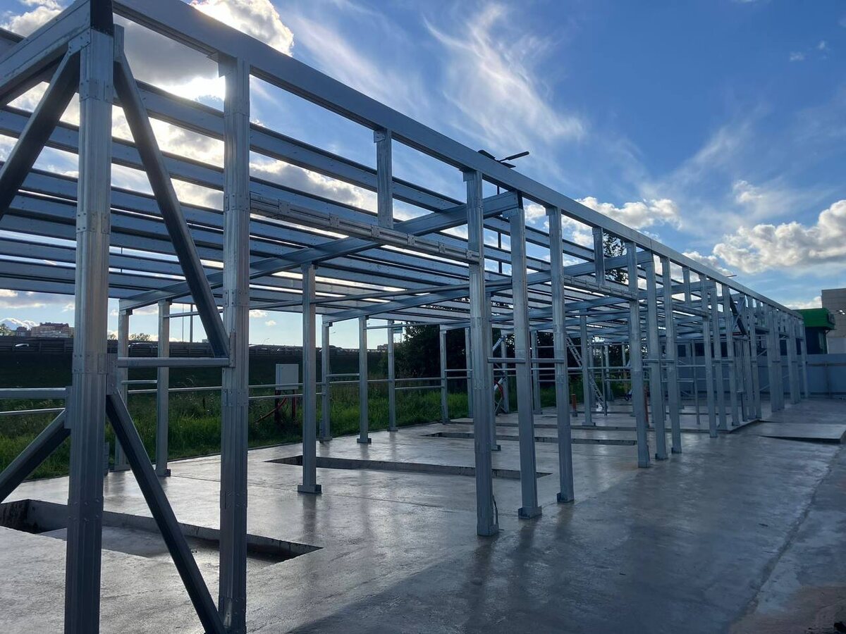 ЛСТК каркас Гидротэк на автомойке самообслуживания. Вставляем входную группу частями с проёмами под ворота.