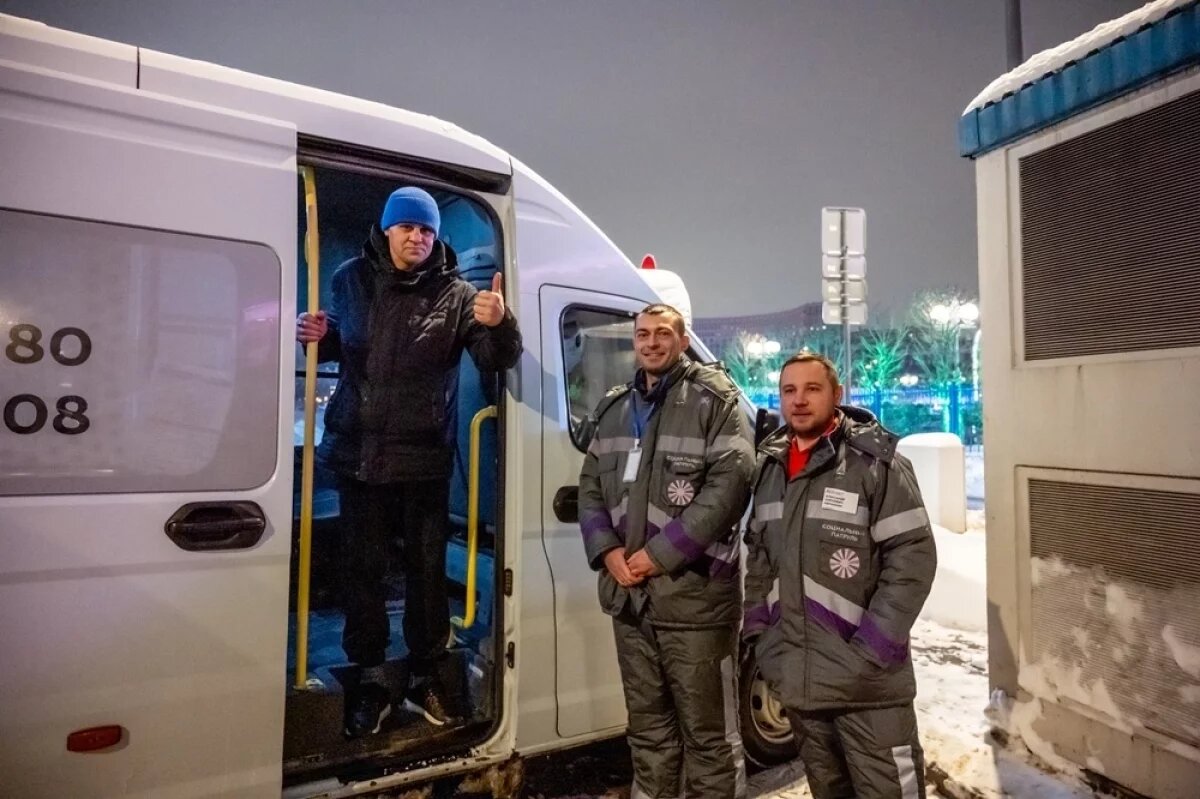    Мобильный пункт обогрева Центра социальной адаптации имени Е. П. Глинки помогает людям согреться.