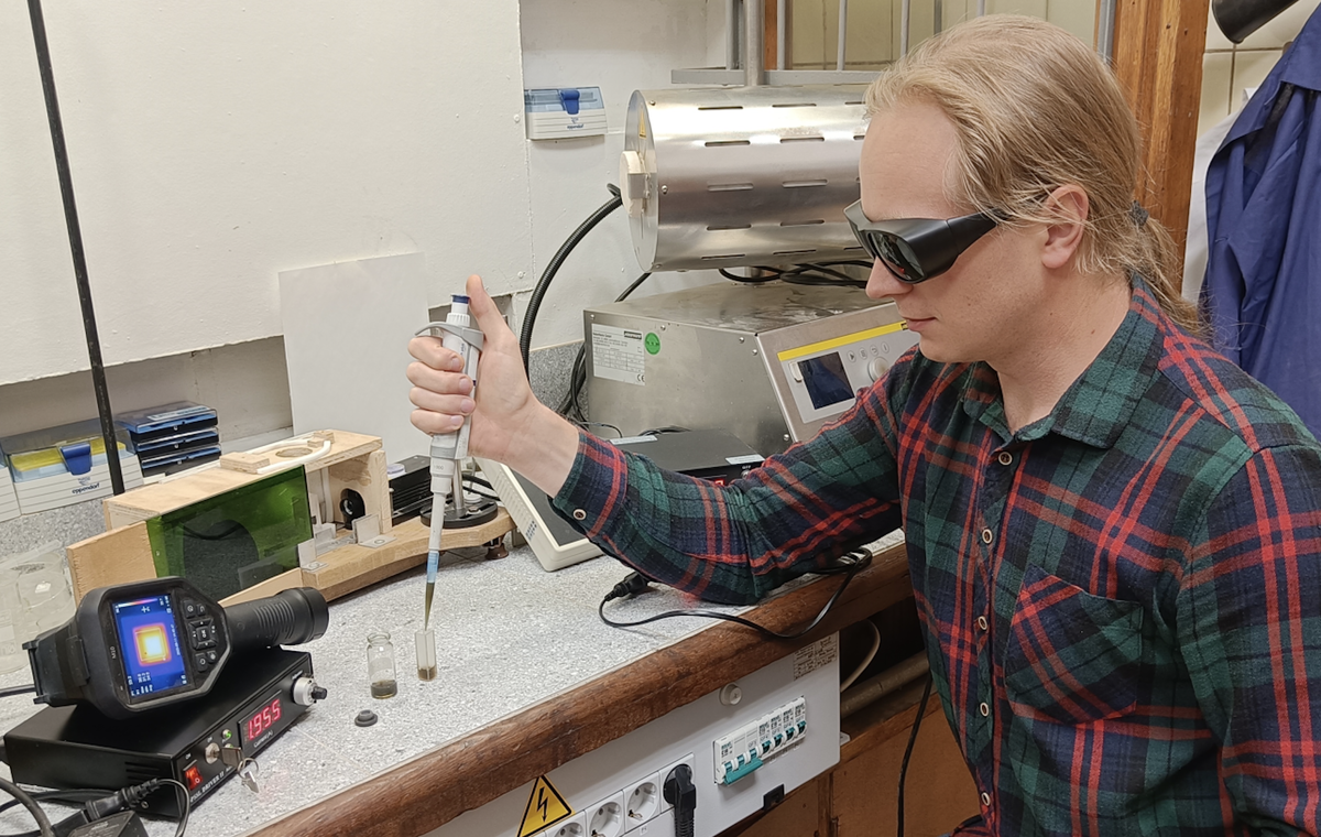 Руководитель проекта А.С. Головешкин при подготовке суспензии наночастиц к измерениям фототермической активности